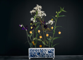 Handpainted porcelain flower vase - Rijksmuseum